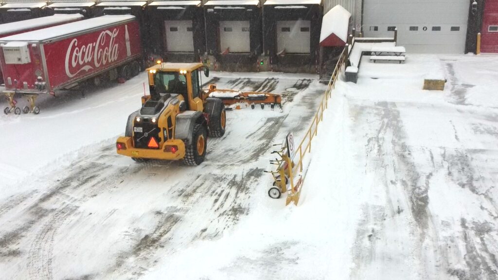 Déneigement d’un stationnement commercial au Québec
