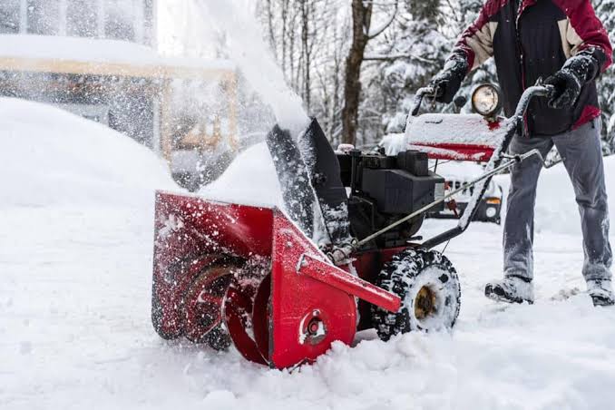 Déneigement d’une entrée résidentielle enneigée