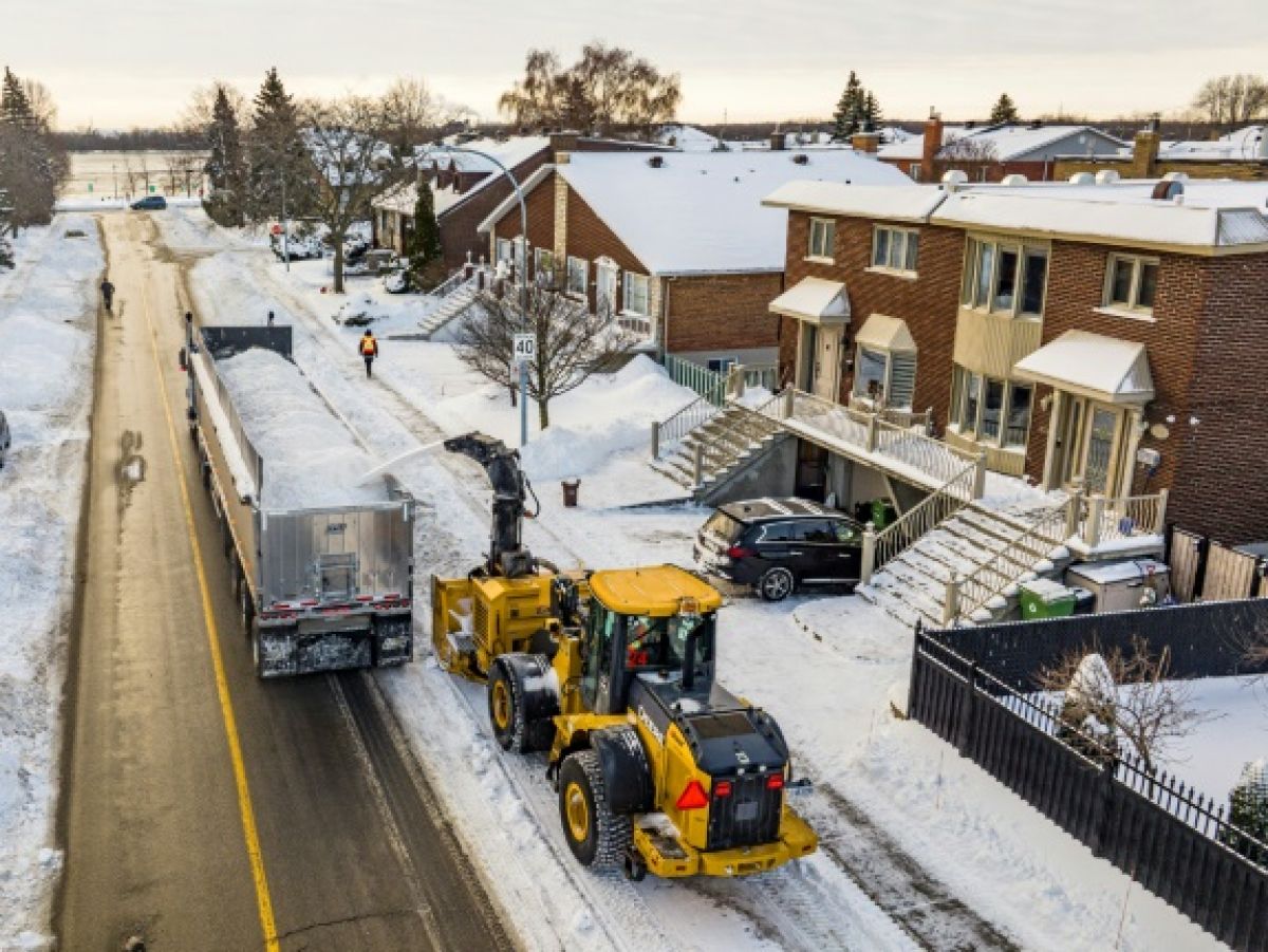 Maison et entrée couvertes de neige dans les Laurentides